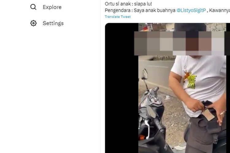 Video viral pengendara motor yang mengaku sebagai polisi dan merokok sambil berkendara.