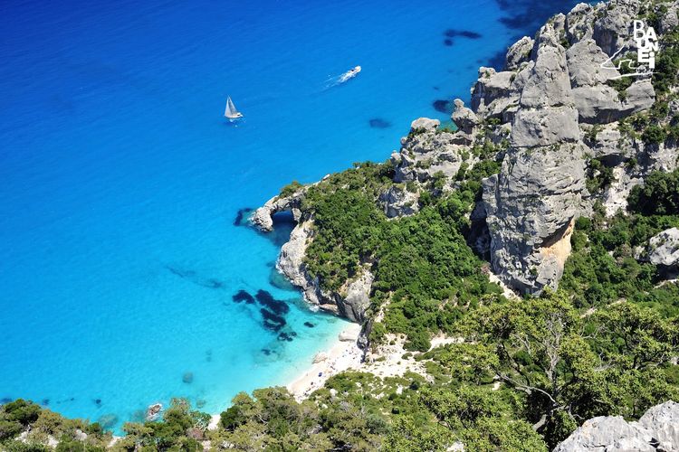 Pantai Cala Goloritze di Kota Baunei, Sardinia, Italia.