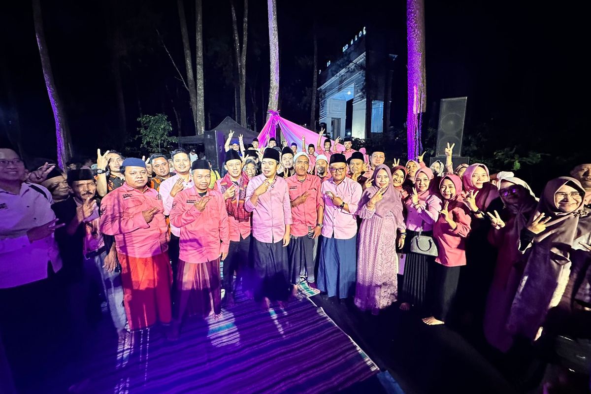 Peringatan Hari Santri Nasional (HSN) 2024 yang digelar cabup Jember, Fawait, di Desa Sidomulyo Kabupaten Jember pada Senin (21/10/2024) malam.