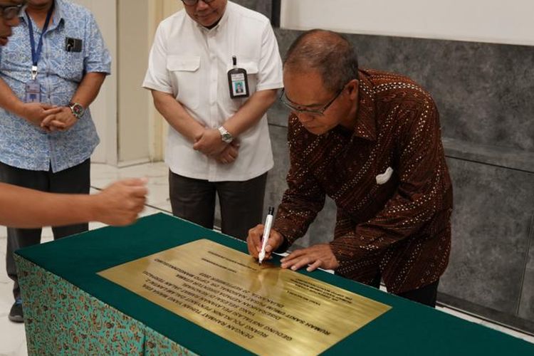 Serah terima selesainya renovasi poliklinik ini ditandai dengan penandatanganan prasasti oleh Wakil Direktur Utama Hutama Karya Aloysius Kiik Ro dan Plt Direktur Utama RSCM dr. Sumariyono pada hari Rabu (20/09).