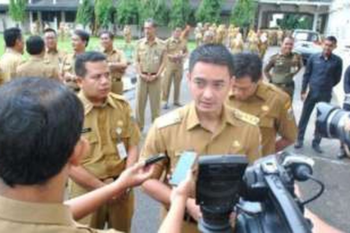 Pertama kalinya, Gubernur Jambi Zumi Zola memimpin apel bersama dengan jajaran Pegawai Negeri Sipil (PNS) di ruang lingkung Pemerintahan Provinsi Jambi, Senin (7/3/2016) pagi.