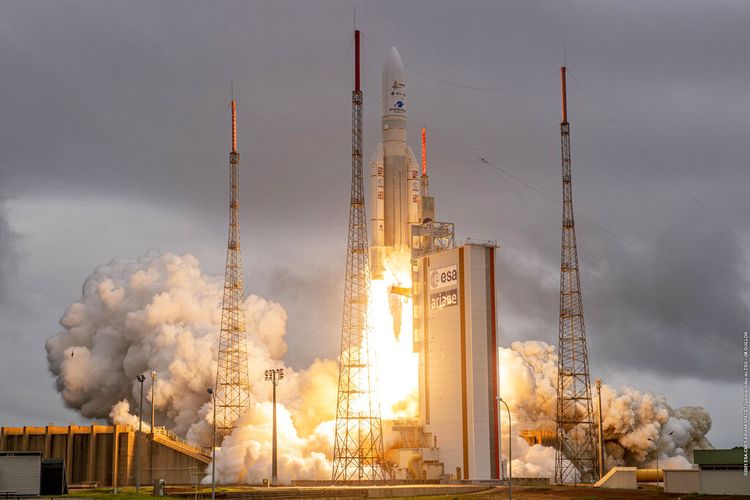 Roket Arianespace Ariane 5 dengan Teleskop Luar Angkasa James Webb NASA di dalamnya, lepas landas Sabtu, 25 Desember 2021, di Pelabuhan Antariksa Eropa, Pusat Antariksa Guiana di Kourou, Guyana Prancis. 