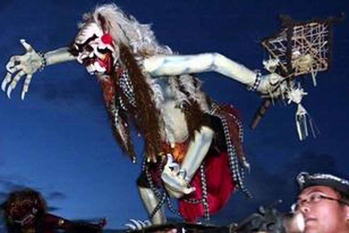 Umat Hindu mengangkat ogoh-ogoh usai sembahyang untuk menyambut Hari Raya Nyepi Tahun Baru Saka 1933, di Monas, Jakarta Pusat, Jumat (4/3/2011). Sebanyak delapan ogoh-ogoh diarak mengelilingi Jalan Medan Merdeka.  