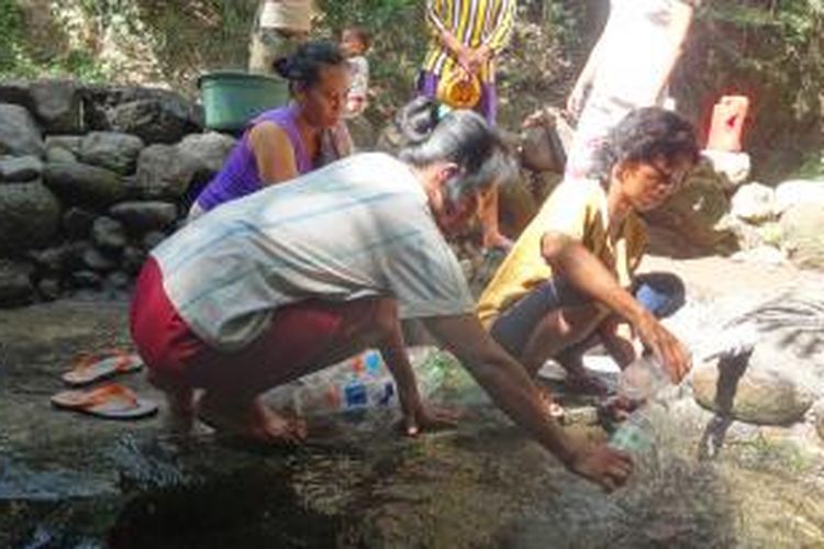 Warga Desa Trebungan Kecamatan Taman Krocok, Bondowoso, Jawa Timur, sedang antri mengambil air bersih di sumber mata air, Minggu (15/9/13)