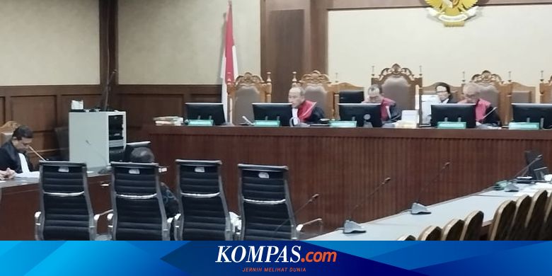 Akademisi UI Menangis Bacakan Pembelaan pada Sidang Kasus BTS 4G, Mengaku Tak Perkaya Diri