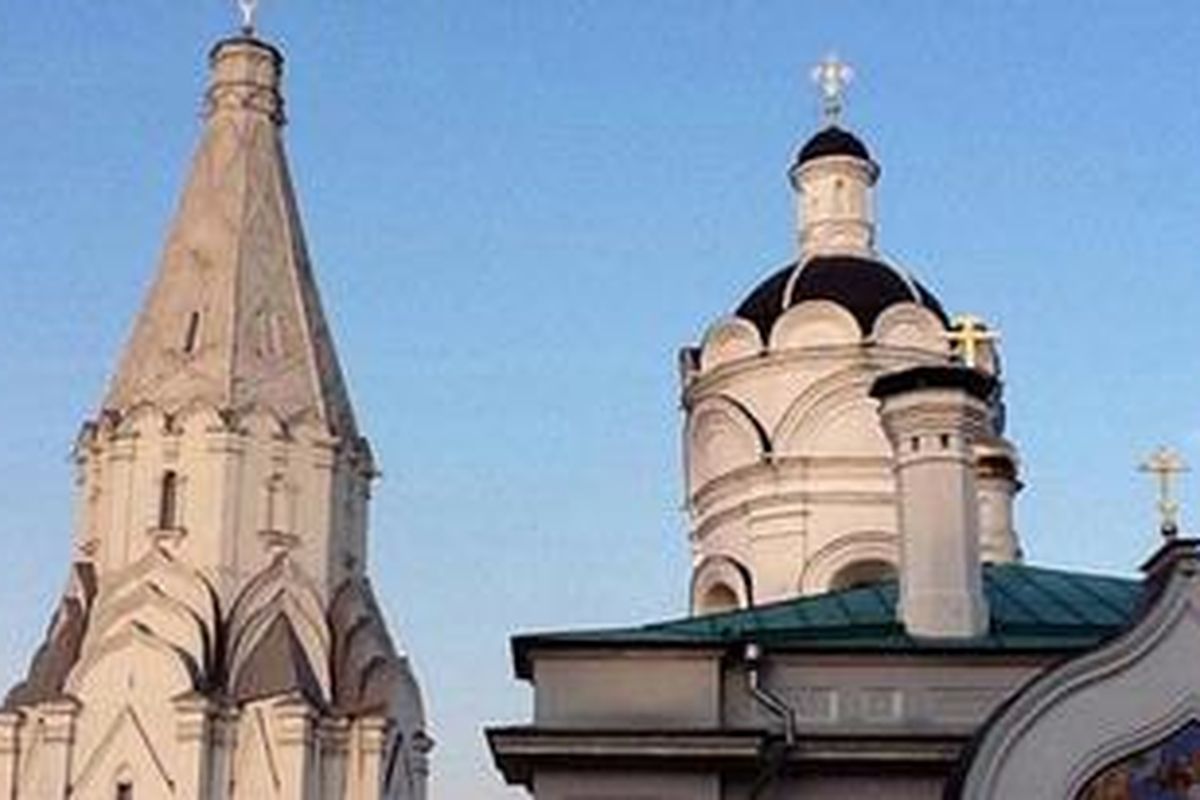 Ilustrasi: Ascension Church (kiri), bell tower dan Gereja St. George berdampingan dengan damai di Moskwa, Rusia.