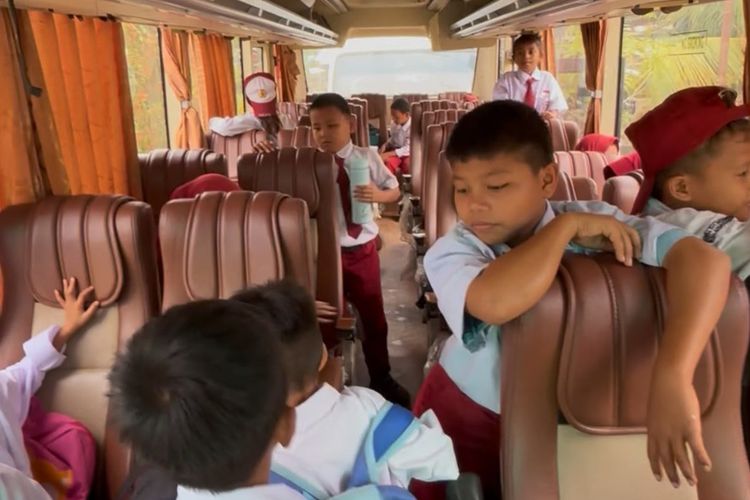 Tak Punya Gedung, Siswa SD di Berau Kelelahan Tempuh Perjalanan 1 Jam ke Sekolah Induk