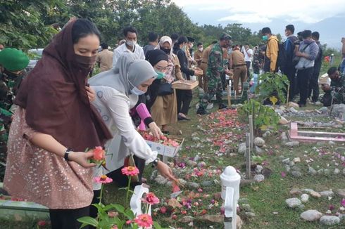 Mengenang 2 Tahun Bencana di Sulteng, Warga Ziarahi Makam Massal di Palu