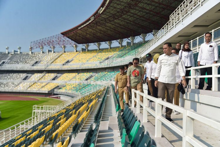 Wali Kota Surabaya Eri Cahyadi berdama jajarannya saat melakukan inspeksi di Stadion Gelora Bung Tomo, Surabaya, Jawa Timur.