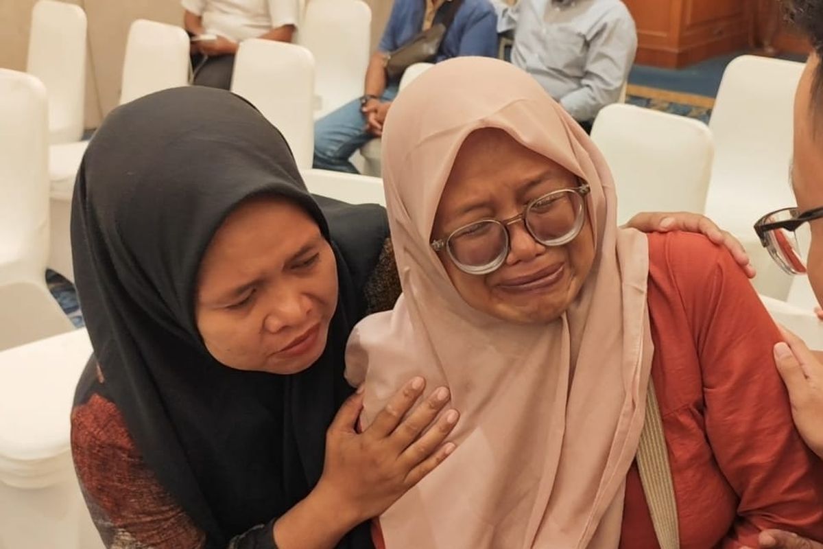 Keluarga tetrpidana Vina-Eki menangis mendengat keputusan Mahkamah Agung terkait pengajukan PK mereka. 