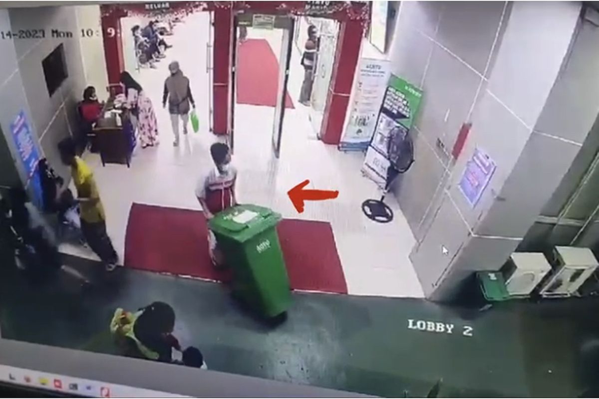 Pelaku saat membawa bak sampah di RSUD dr. Soewandhie