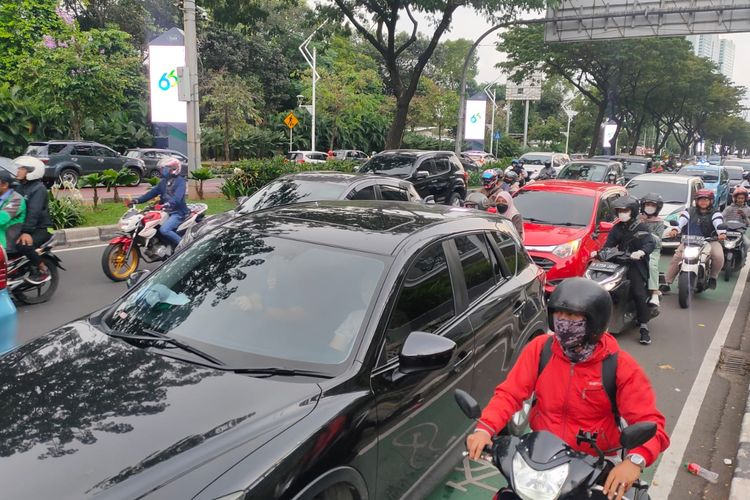 Sepanjang Jalan Gelora Bung Karno (GBK) Pintu Barat di Kelurahan Senayan, Kecamatan Tanah Abang, Jakarta Pusat, mengalami kemacetan total per 17.36 WIB, Minggu (19/2/2023).