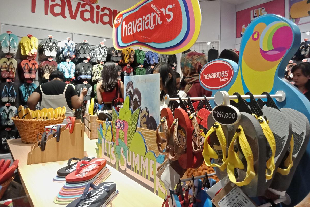 Peluncuran kampanye Lets Summer oleh Havaianas di gerai Plaza Senayan, Jakarta, Kamis (2/5/2019).