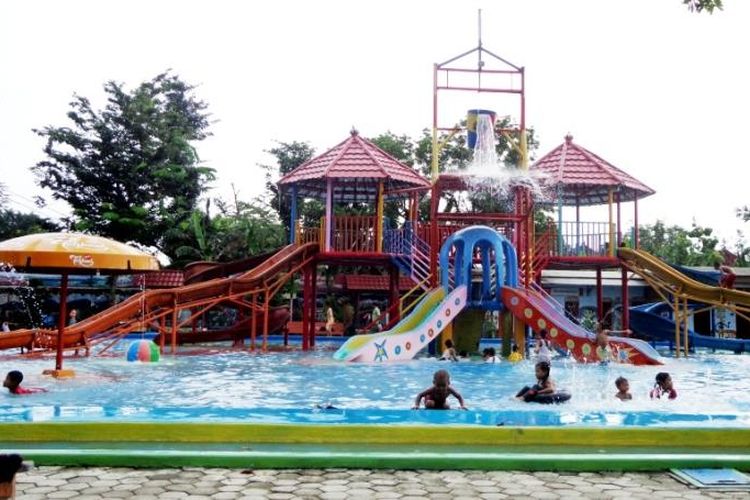 Water Splash, Taman Sarbini, di Blora, Jawa Tengah, salah satu tempat wisata anak di Blora. 
