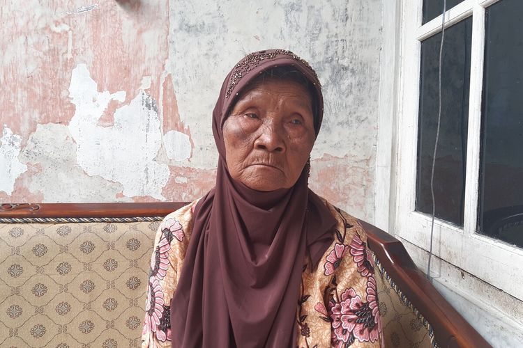 Mbah Sariyo (86) penjual piring dan gelas bekas yang diprank bungkusan plastik hitam berisi potongan kertas oleh orang tak dikenal saat ditemui di rumahnya, Selasa (23/2/2021).