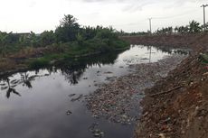 Lautan Sampah Kali Pisang Batu Telah Dikeruk, Bau Tak Sedap Masih Tercium