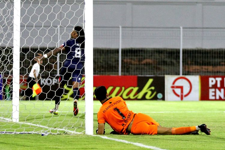 Kiper Barito Putera, Muhammad Riyandi, melihat gawangnya jebol dari tandukan penyerang Arema FC, Carlos Fortes, pada lanjutan laga Liga 1 2021-2022 di Stadion Kompyang Sujana Denpasar, Sabtu (5/3/2022).