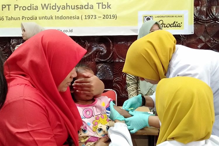 Seorang anak tengah diambil sample darahnya untuk diperiksa (screening) apakah membawa sifat tahalssemia atau tidak. Kegiatan sreening yhalassemia ini diberikan gratis bagi 100 keluarga thalassemia di Banda Aceh dan Kabupaten Aceh Besar dalam rangka memperingati Hari Kesehatan Nasional (HKN) pada Selasa (12/11/2019).Sebanyak 650 penyandang thakassemia teregistrasi di RSU Zainal Abidin Banda Aceh, dan angka ini meningkat tinggi dibandingkan tahun 2016 yang mencapai 500 anak, *****
