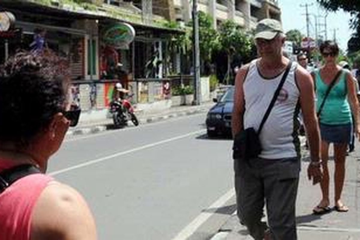 Wisman di Kuta, Bali, 18 Januari 2010. 