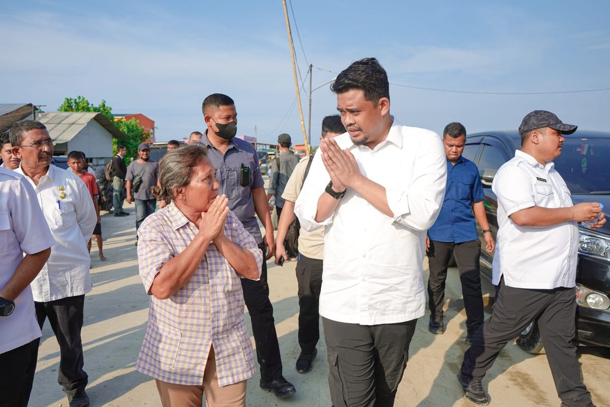 Walkot Medan Bobby Nasution bersama salah satu warga saat meninjau lokasi pembangunan Islamic Center di Kelurahan Tangkahan, Kecamatan Medan Labuhan, Rabu (23/11/2022).