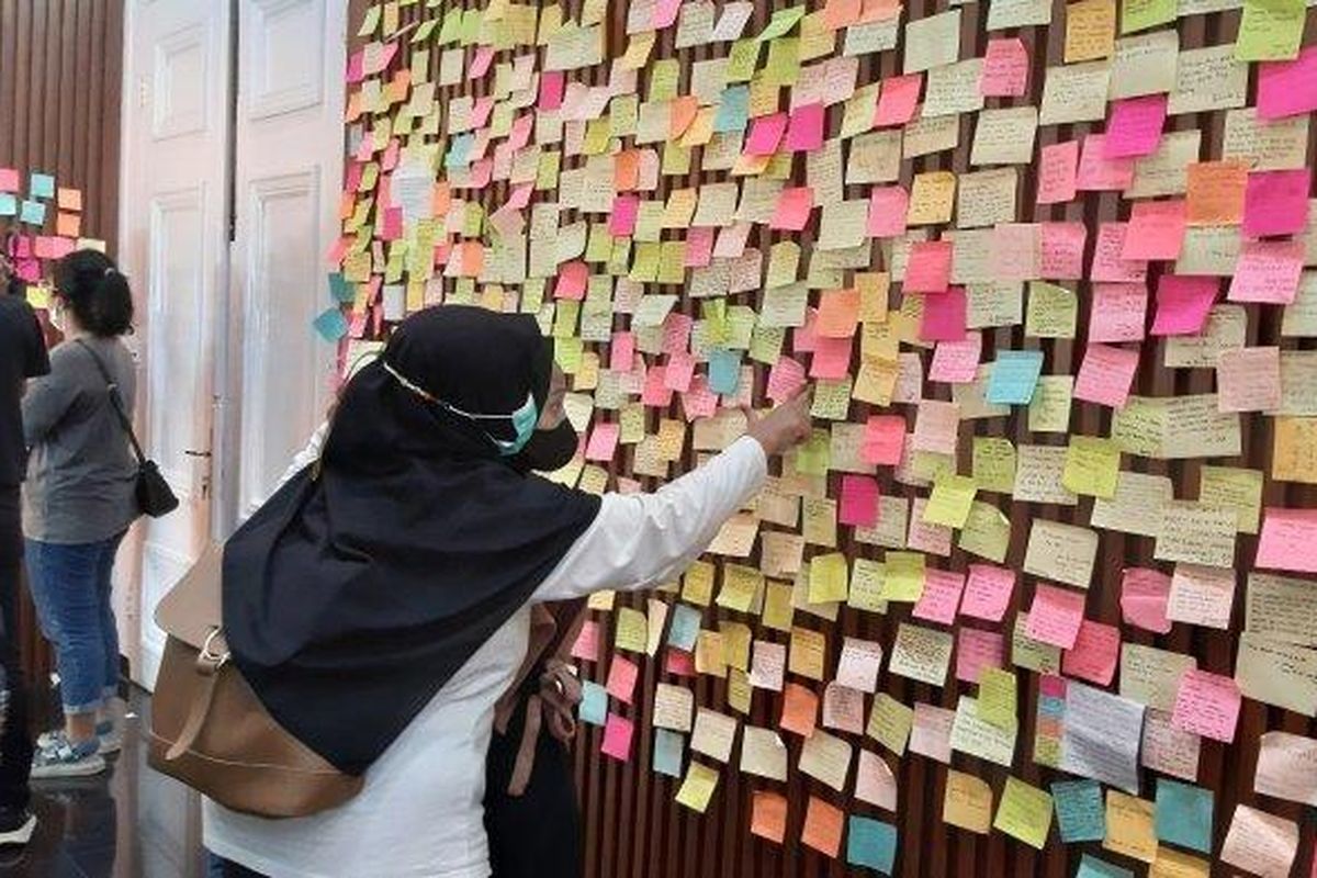 Warga menempelkan ucapan duka cita dan simpati kepada keluarga Ridwan Kamil di Gedung Pakuan, Kota Bandung, Jawa Barat, Minggu (12/6/2022).