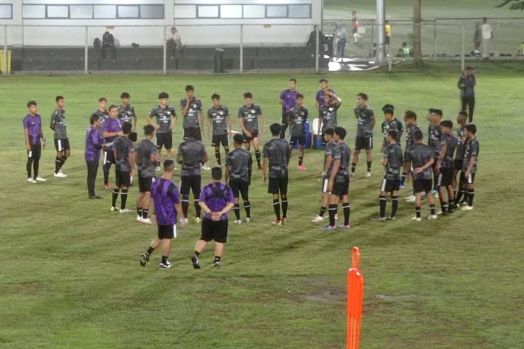 Sejumlah pemain yang dipanggil Indra Sjafri untuk timnas U20 Indonesia, melakoni latihan di Lapangan B, Komplek Gelora Bung Karno (GBK), Jumat (15/3/2024).