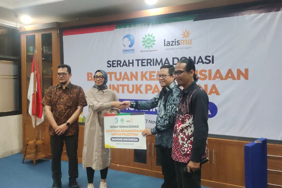 Merah terima donasi dari Danone Indonesia untuk Palestina yang diamanatkan kepada Lazismu.