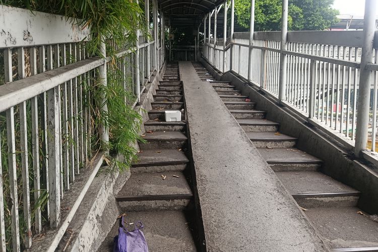 Pasien Lansia Tertatih dan Merintih di JPO Halte Kota Bambu Jakbar...