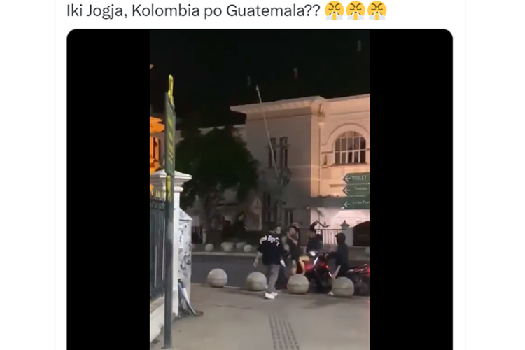 Tangkapan layar video yang memperlihatkan diduga aksi penganiayaan menggunakan celurit di kawasan Titik Nol Kilometer Yogyakarta.