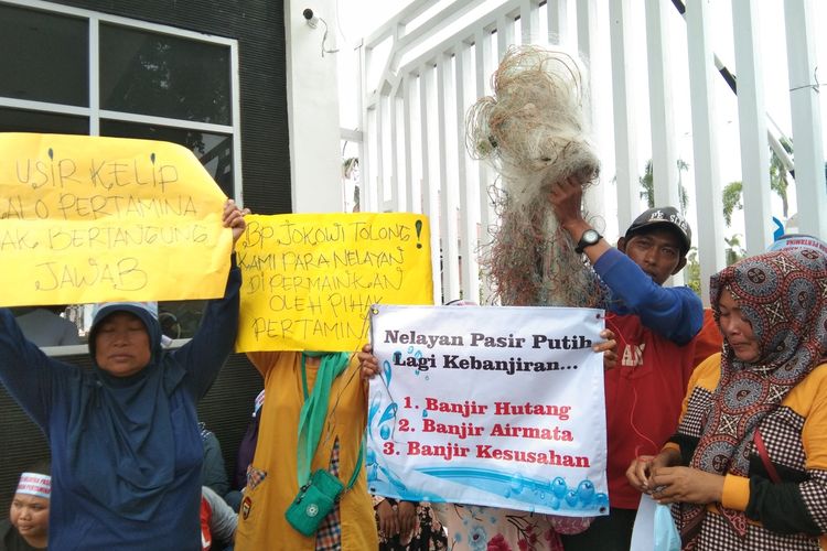 Nelayan Pasir Putih, Desa Sukajaya, Kecanatan Cilamaya Kulon, Kabupaten Karawang melakukan unjuk rasa di depan Kantor Pemkab Karawang, Senin (20/1/2020).