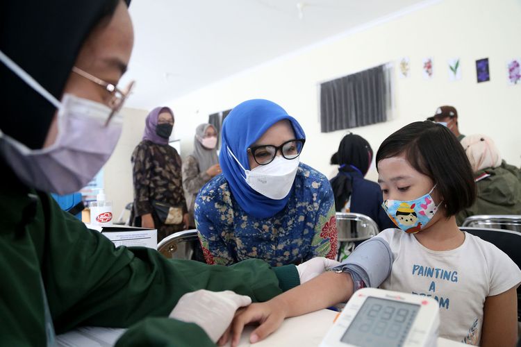 Ketua TP PKK Kota Surabaya Rini Indriyani saat memantau pelaksanaan vaksinasi anak usia 6-11 tahun.