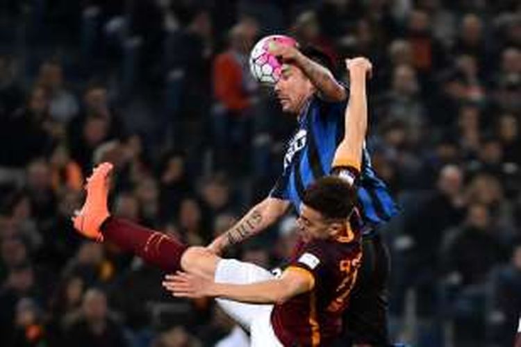 Pemain Internazionale Milan, Gary Medel (atas), berduel dengan pemain AS Roma, Stephan El Shaarawy, pada laga Serie A di Stadion Olimpico, Sabtu (19/3/2016) waktu setempat.