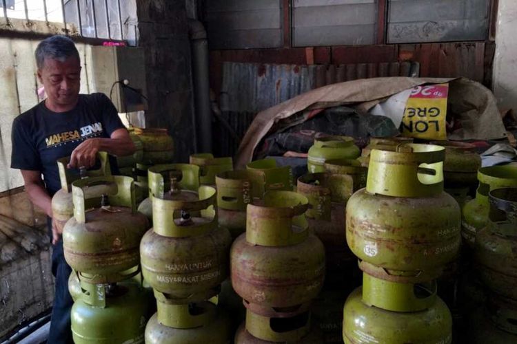 Potret agen Liquified Petroleum Gas (LPG) 3 Kilogram merapihkan tabung LPG di Kota Solo, Jawa Tengah (Jateng).