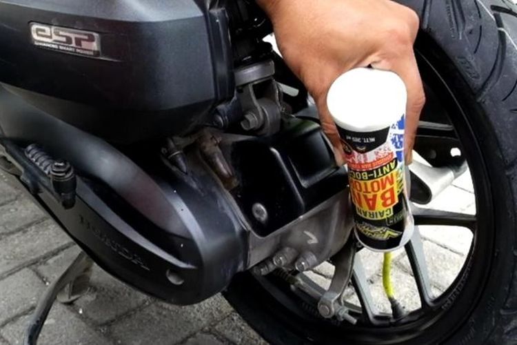Ilustrasi pemasangan cairan anti bocor pada ban motor