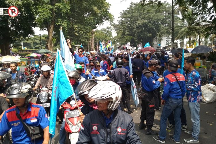 Sejumlah buruh berunjuk rasa menuntut kenaikan upah di depan Gedung Sate, Kota Bandung, Jawa Barat, Kamis (30/11/2023).
