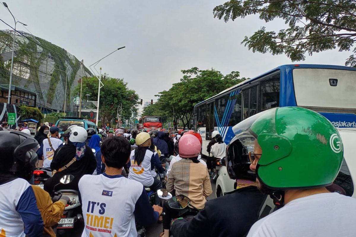 Macet di Jalan Gerbang Pemuda, Senayan, Jakarta Pusat saat acara Apel Siaga Perubahan Minggu (16/7/2023). 