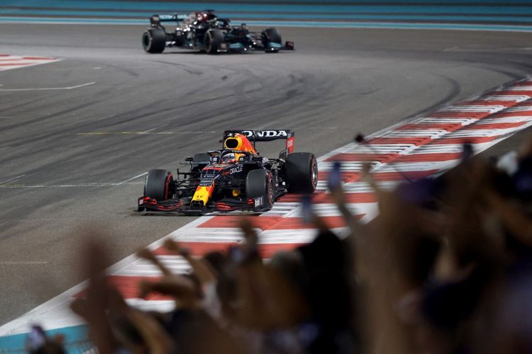 Max Verstappen asapi Lewis Hamilton pada GP Abu Dhabi 2021. (Photo by Giuseppe CACACE / AFP)