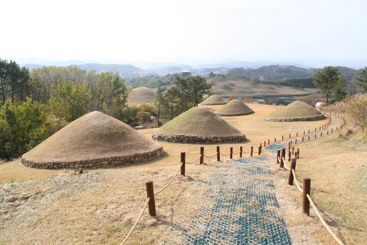Ilustrasi Gaya Tumuli di Korea Selatan yang masuk daftar warisan dunia UNESCO.