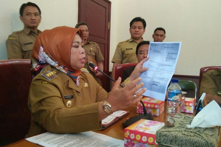 Bupati Kotawaringin Barat, Nurhidayah saat memberi keterangan pers di kantornya di Pangkalan Bun, Senin (25/9/2017) sore.