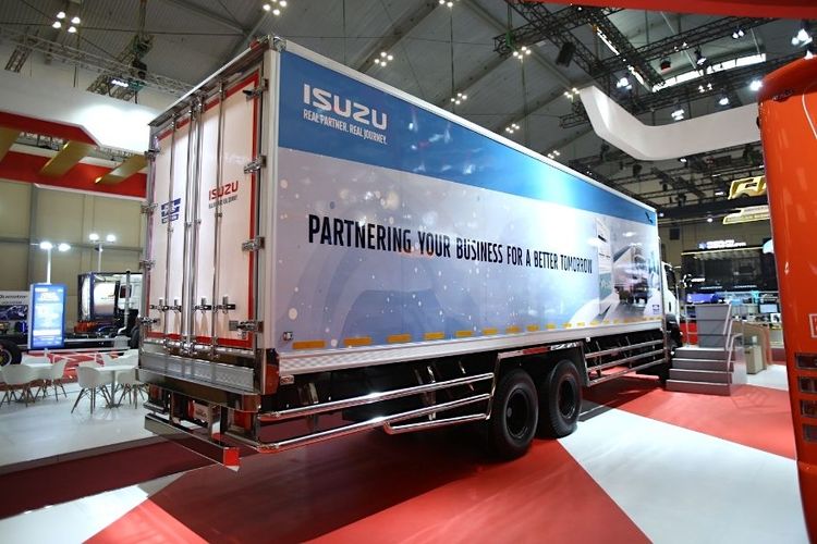 Isuzu GIGA FVM Refrigerator di GIIAS 2025 Melengkapi Segmen Industri Cold Chain di Tanah Air