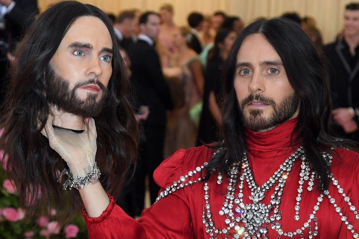 Jared Leto dan kepala palsunya saat menghadiri Met Gala.