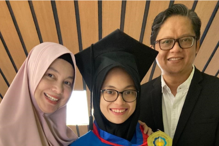 Lulus kuliah di usia 19 tahun, Jasmine Athifa Azzahra bersama orangtuanya usa mengikuti prosesi wisuda ke-124 Institut Teknologi Sepuluh Nopember (ITS).

