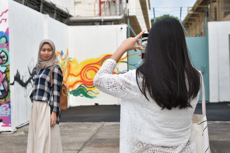 Pengunjung berfoto di area M Bloc Space Jakarta Selatan (2/1/2020).