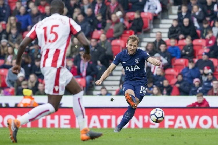 Penyerang Tottenham Hotspur, Harry Kane, melepas tendangan pada laga versus Stoke City di Stadion Bet365, Sabtu (7/4/2018). 