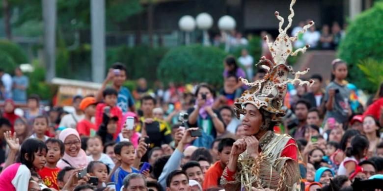 Gubernur DKI Jakarta, Joko Widodo (Jokowi) mengenakah kostum unik saat mengikuti arak-arakan Jakarnaval 2013 di kawasan Bundaran Hotel Indonesia, Jakarta, Minggu (30/6/2013). Jakarnaval 2013 yang diikuti sekitar 1.500 peserta tersebut sebagai rangkaian peringatan HUT Ke-486 DKI Jakarta.