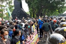 Demo Tolak UU Cipta Kerja di Semarang Ricuh, Pagar Kantor Gubernur Dijebol