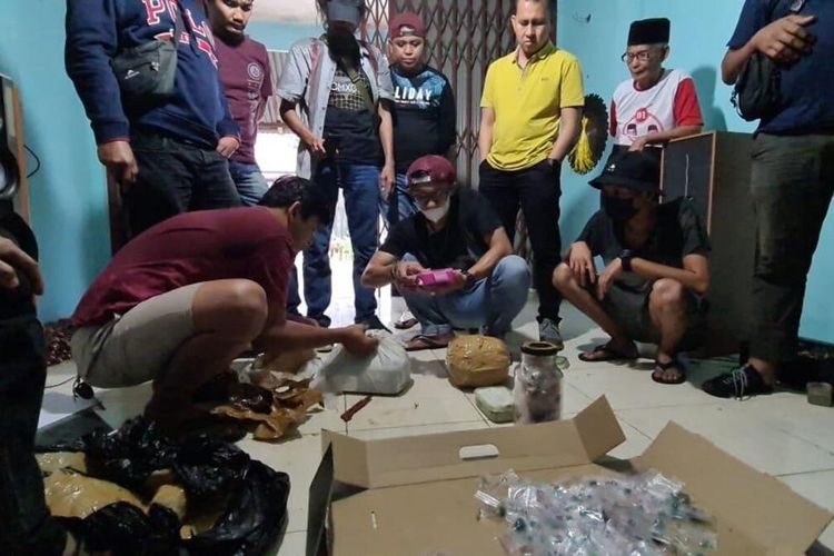 Polisi menangkap pencuri batu akik senilai Rp 11 miliar di Padang Pariaman, Sumatera Barat