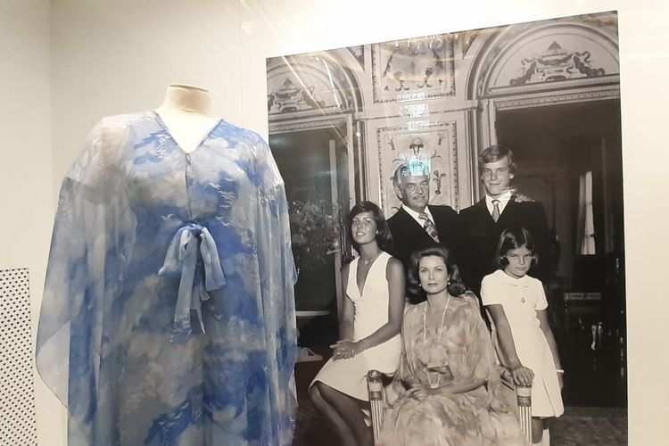 Gaun biru yang dipakai Putri Monako Grace Kelly saat berfoto bersama dengan suami dana anak-anaknya. Gaun tersebut ditampilkan dalam pameran di Makau. Barang-barang pribadi mantan aktris Hollywood ini dipamerkan di Galaxy Macao dalam pameran berjudul Grace Kelly-From Hollywood to Monaco.