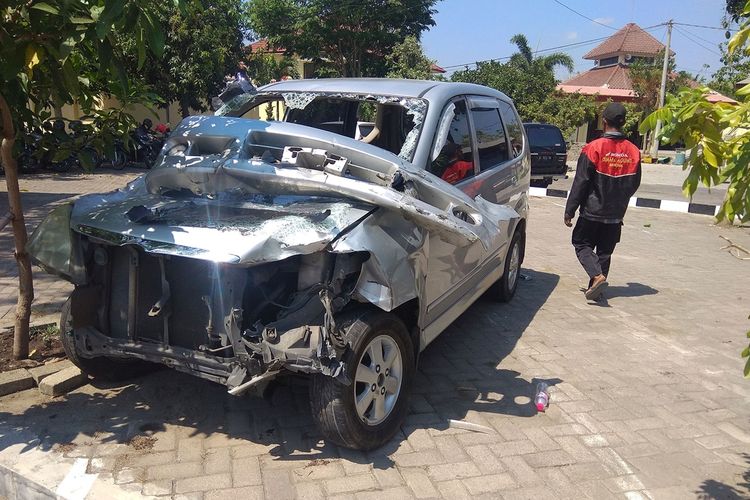 Mobil avanza yang dikemudikan Ali Mashudi yang mengalami kerusakan parah pasca kecelakaan beruntun menabrak 2 mobil dan 4 sepda motor. Kecelakaan terjadi karena penyalit epilepsi  pengemudi mobil Avanza tiba tiab kambuh.