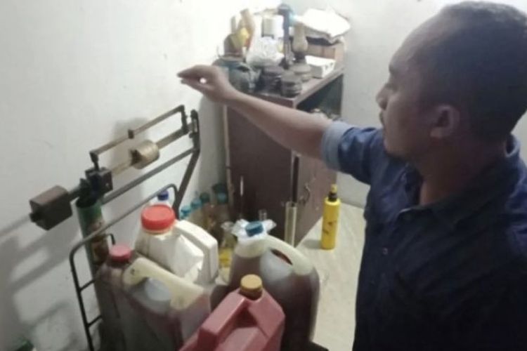 Agen pengepul menimbang minyak atsiri yang dibeli dari penyuling minyak di Meulaboh, Kabupaten Aceh Barat. 